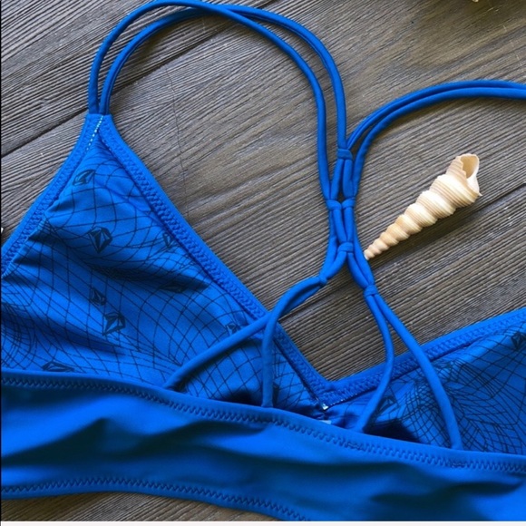 🌴🌼VOLCOM- BIKINI TOP🌼🌴 - Picture 6 of 8